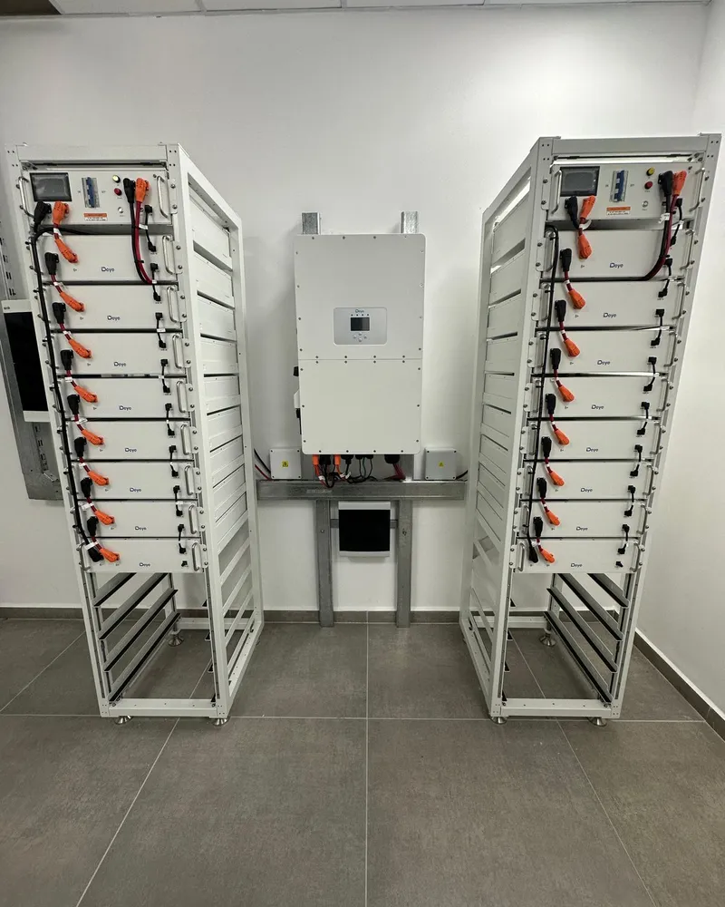 Inversor híbrido Deye con baterías de alta tensión en rack