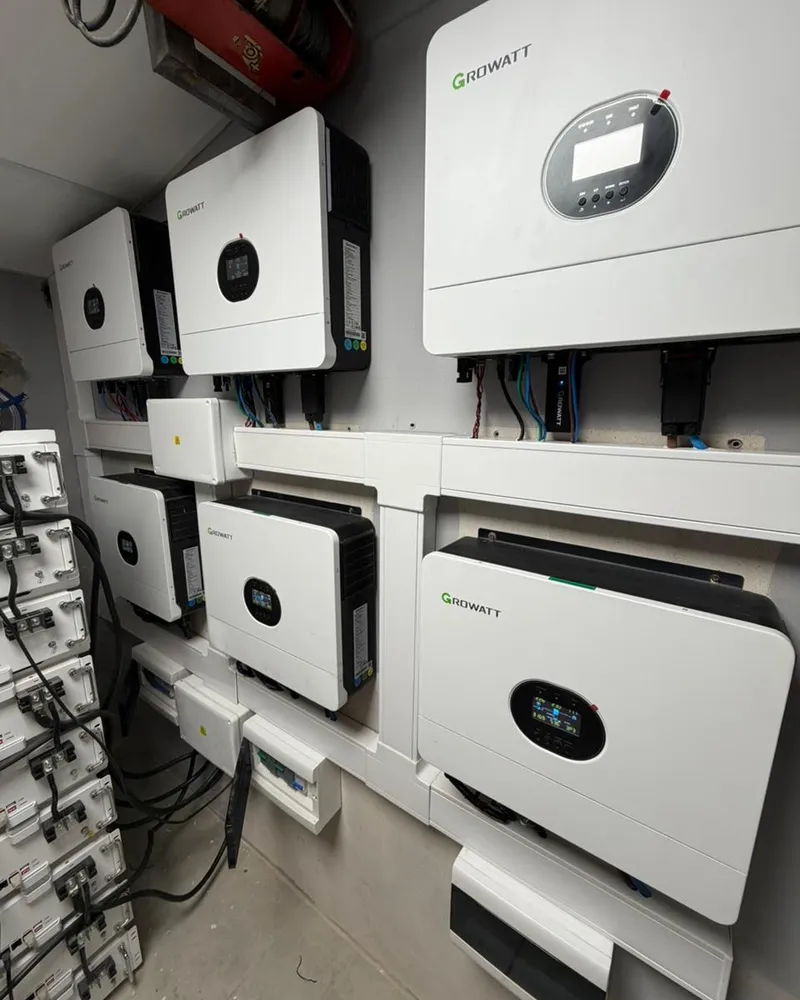 Inversores off-grid Growatt instalados en sala técnica